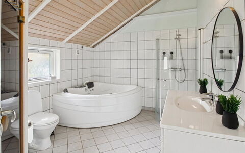 Arnika - 28Km from the Sea: Möbel, Interior Design, Flooring, Holz, Fussboden, Decke, Holzboden, Stuhl, Tabelle, Beleuchtung