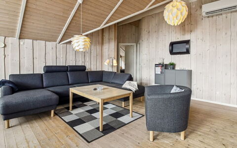 Arnika - 28Km from the Sea: Möbel, Interior Design, Flooring, Holz, Fussboden, Decke, Holzboden, Stuhl, Tabelle, Beleuchtung