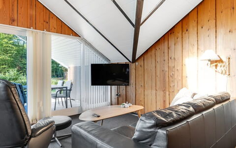 Leonard - 30Km from the Sea: Interior Design, Decke, Möbel, Zuhause, Zimmer, Hartholz, Hütte, Wohnzimmer, Stuhl, Dachboden