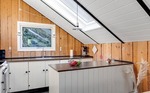 Leonard - 30Km from the Sea: Holz, Küche, Decke, Interior Design, Countertop, Dachboden, Cabinetry, Holzbeize, Hartholz, Planke