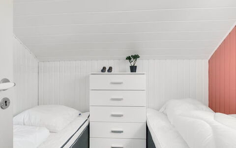 Leonard - 30Km from the Sea: Fussboden, Schlafzimmer, Interior Design, Flooring, Bett, Bedding, Bettdecke, Decke, Zimmer
