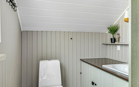 Leonard - 30Km from the Sea: Decke, Interior Design, Flooring, Armatur, Fussboden, Light Fixture, Badezimmer, Installation, Zapfhahn, Sinken