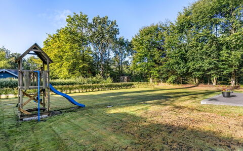 Leonard - 30Km from the Sea: Blau, Baum, Strauch, Garten, Schatten, Sonnenlicht, Rasen, Park, Landscaping, Garten