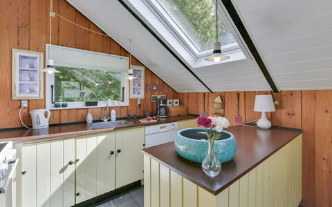 Leonard - 30Km from the Sea: Holz, Decke, Interior Design, Möbel, Flooring, Küche, Fussboden, Countertop, Dachboden, Cabinetry