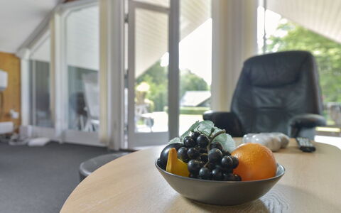 Leonard - 30Km from the Sea: Interior Design, Möbel, Decke, Flooring, Fussboden, Beleuchtung, Stuhl, Zimmer, Glas, Wohnzimmer