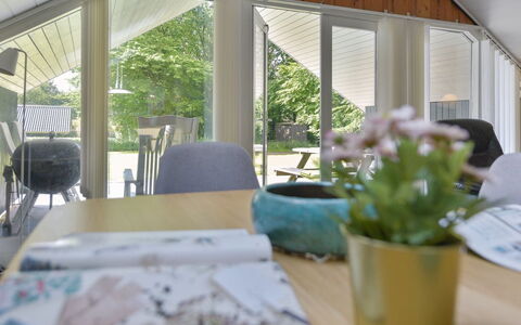 Leonard - 30Km from the Sea: Holz, Interior Design, Möbel, Decke, Stuhl, Fussboden, Glas, Wohnzimmer, Dachboden, Küche & Esszimmer Tisch