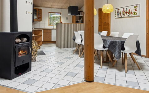 Absalon - 29Km from the Sea: Möbel, Interior Design, Flooring, Holz, Fussboden, Decke, Holzboden, Stuhl, Tabelle, Beleuchtung