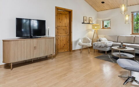 Absalon - 29Km from the Sea: Möbel, Interior Design, Flooring, Holz, Fussboden, Decke, Holzboden, Stuhl, Tabelle, Beleuchtung