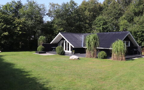 Anninka - 28Km from the Sea: Gras, Haus, Dach, Zuhause, Hütte, Rasen, Estate, Garten, Bauernhaus, Hinterhof