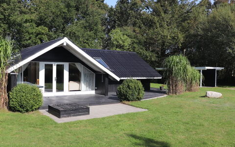 Anninka - 28Km from the Sea: Dach, Rasen, Hütte, Estate, Schatten, Garten, Landscaping, Garten, Gartenbauten, Bauernhaus