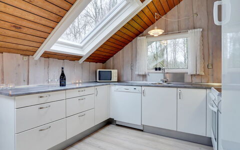 Anninka - 28Km from the Sea: Holz, Decke, Flooring, Interior Design, Küche, Zuhause, Fussboden, Countertop, Light Fixture, Cabinetry