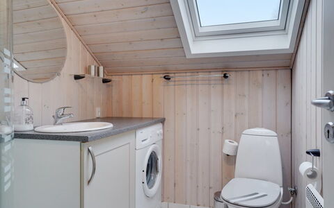 Anninka - 28Km from the Sea: Armatur, Flooring, Holz, Fussboden, Interior Design, Badezimmer, Sinken, Zapfhahn, Installation, Decke