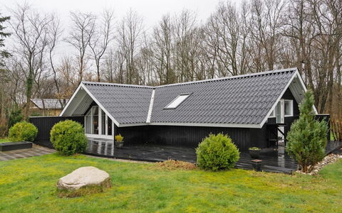 Anninka - 28Km from the Sea: Dach, Haus, Zuhause, Hütte, Abstellgleis, Garten, Estate, Schatten, Rasen, Landscaping