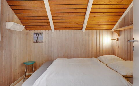 Anninka - 28Km from the Sea: Wand, Interior Design, Holz, Möbel, Fussboden, Schlafzimmer, Decke, Flooring, Bett, Zimmer
