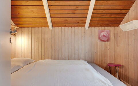 Anninka - 28Km from the Sea: Wand, Interior Design, Holz, Decke, Möbel, Fussboden, Flooring, Schlafzimmer, Beleuchtung, Bett