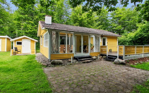 Hejne - 29Km from the Sea: Haus, Zuhause, Hütte, Strauch, Abstellgleis, Dach, Wohngebiet, Grundstueck, Veranda