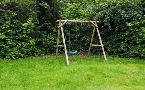 Hejne - 29Km from the Sea: Spielmittel, Schwingen, Garten, Schatten, Rasen, Leiter, Spielplatz, Hinterhof, Park