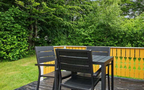Hejne - 29Km from the Sea: Möbel, Holz, Gartenmöbel, Stuhl, Hartholz, Holzbeize, Tisch Im Freien, Planke, Garten, Schatten