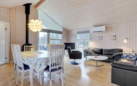 Tatti - 30Km from the Sea: Holz, Decke, Interior Design, Möbel, Light Fixture, Zuhause, Leuchter, Zimmer, Wohnzimmer, Küche & Esszimmer Tisch