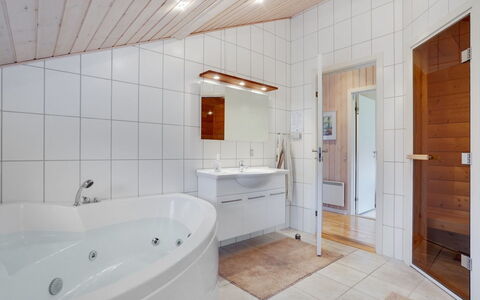 Tatti - 30Km from the Sea: Flooring, Armatur, Interior Design, Holz, Decke, Fussboden, Badezimmer, Installation, Zimmer, Zuhause