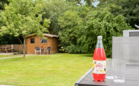Liljana - 30Km from the Sea: Garten, Rasen, Garten, Hinterhof, Park, Gartenbauten, Flasche, Tisch Im Freien, Gartenmöbel