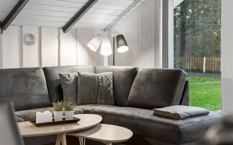 Liljana - 30Km from the Sea: Interior Design, Möbel, Wohnzimmer, Zimmerpflanze, Couch, Blumentopf, Dekokissen, Lampe, Kissen