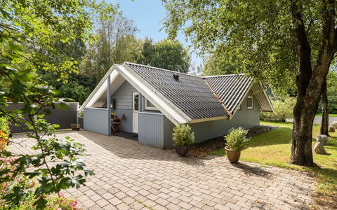 Liljana - 30Km from the Sea: Möbel, Interior Design, Flooring, Holz, Fussboden, Decke, Holzboden, Stuhl, Tabelle, Beleuchtung