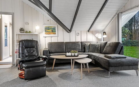 Liljana - 30Km from the Sea: Möbel, Interior Design, Flooring, Holz, Fussboden, Decke, Holzboden, Stuhl, Tabelle, Beleuchtung