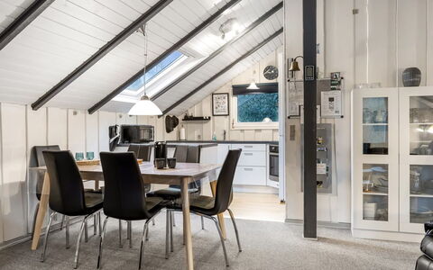 Liljana - 30Km from the Sea: Möbel, Interior Design, Flooring, Holz, Fussboden, Decke, Holzboden, Stuhl, Tabelle, Beleuchtung