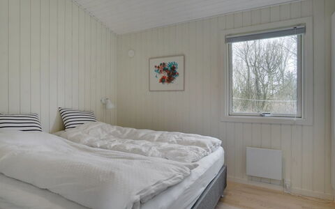 Brune - 30Km from the Sea: Holz, Schlafzimmer, Fussboden, Bedding, Bettdecke, Bett, Bettrahmen, Planke, Decke, Hartholz