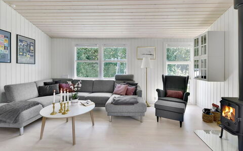 Brune - 30Km from the Sea: Möbel, Couch, Interior Design, Wohnzimmer, Flooring, Fussboden, Zuhause, Holzboden, Zimmer
