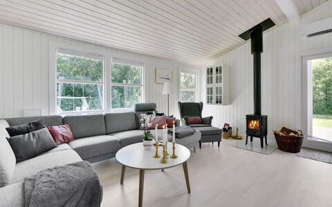 Brune - 30Km from the Sea: Holz, Zuhause, Flooring, Wohnzimmer, Interior Design, Möbel, Fussboden, Holzboden, Couch