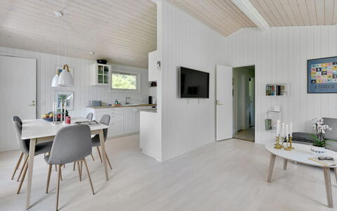 Brune - 30Km from the Sea: Holz, Flooring, Fussboden, Interior Design, Holzboden, Zuhause, Decke, Laminatboden, Wohnzimmer, Zimmer