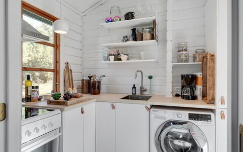 Gytha - 150M from the Sea: Küche, Major Appliance, Interior Design, Küchengerät, Holz, Countertop, Flooring, Haushaltsgerät, Cabinetry, Zimmer