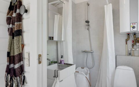 Gytha - 150M from the Sea: Wand, Interior Design, Flooring, Badezimmer, Fussboden, Armatur, Textil, Zimmer, Handtuch, Installation