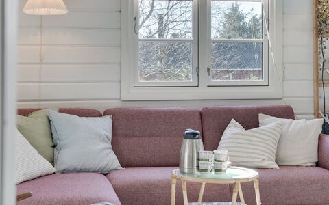 Gytha - 150M from the Sea: Holz, Flooring, Interior Design, Fussboden, Möbel, Zuhause, Wohnzimmer, Holzboden, Blumentopf, Couch