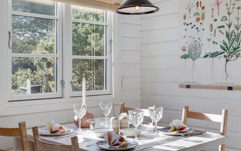 Gytha - 150M from the Sea: Möbel, Interior Design, Tabelle, Holz, Esszimmer, Stuhl, Flooring, Küche & Esszimmer Tisch, Fussboden, Beleuchtung