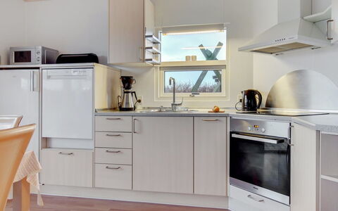 Clarissa - 300M from the Sea: Küchengerät, Küche, Countertop, Interior Design, Flooring, Major Appliance, Möbel, Cabinetry, Holz, Haushaltsgerät
