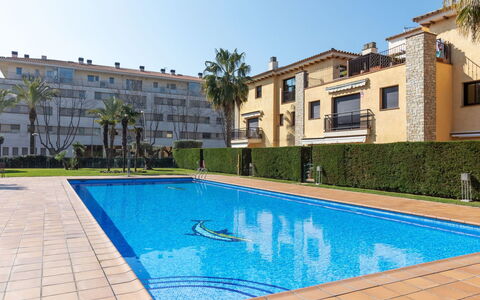 Port Verona: Wasser, Pflanze, Gebäude, Daytime, Eigentum, Himmel, Schwimmbad, Fenster, Baum, Azurblau