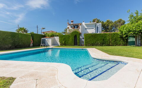 Eden Park 2: Blau, Schwimmbad, Verbundwerkstoff, Garten, Schatten, Estate, Landscaping, Freizeit, Rasen, Resort