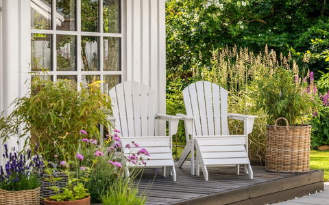 Gunnulf - 750M from the Sea: Blume, Möbel, Blumentopf, Garten, Gartenmöbel, Strauch, Stuhl, Zimmerpflanze, Veranda