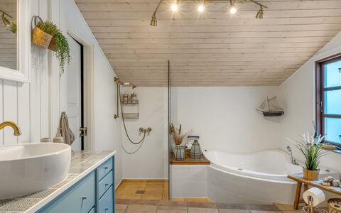 Gunnulf - 750M from the Sea: Interior Design, Flooring, Armatur, Holz, Decke, Fussboden, Badezimmer, Light Fixture, Zapfhahn, Installation