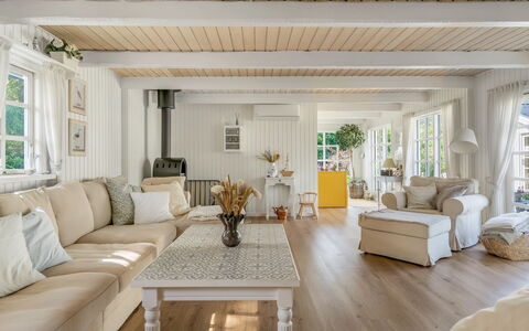 Gunnulf - 750M from the Sea: Interior Design, Couch, Holz, Decke, Möbel, Flooring, Wohnzimmer, Fussboden, Zuhause, Holzboden