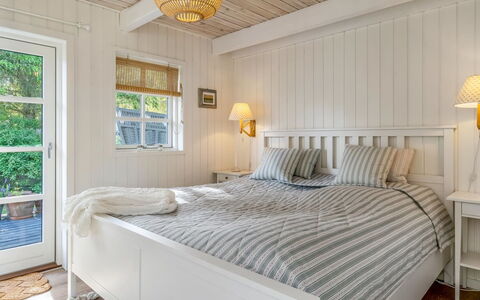 Gunnulf - 750M from the Sea: Möbel, Interior Design, Schlafzimmer, Bett, Holz, Flooring, Decke, Fussboden, Bedding, Bettdecke