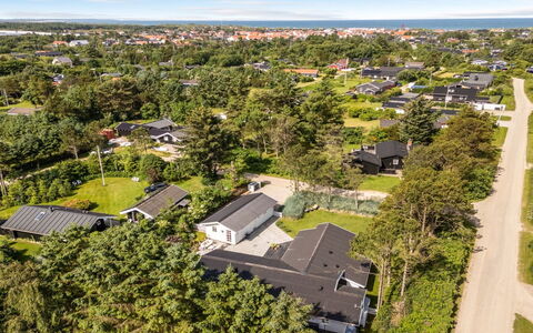 Gunnulf - 750M from the Sea: Wohngebiet, Nachbarschaft, Vorort, Landschaft, Zuhause, Grundstueck, Urban Design, Vogelperspektive, Estate, Luftaufnahmen