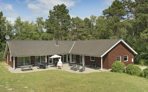 Hughe - 300M from the Sea: Dach, Haus, Zuhause, Hütte, Tür, Abstellgleis, Deck, Veranda, Planke, Hartholz