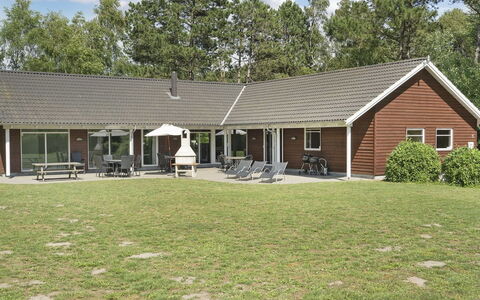 Hughe - 300M from the Sea: Dach, Haus, Zuhause, Hütte, Tür, Abstellgleis, Deck, Veranda, Planke, Hartholz