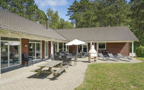 Hughe - 300M from the Sea: Dach, Haus, Zuhause, Hütte, Tür, Abstellgleis, Deck, Veranda, Planke, Hartholz