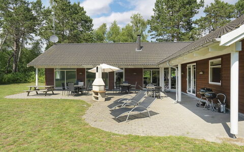 Hughe - 300M from the Sea: Dach, Haus, Zuhause, Hütte, Tür, Abstellgleis, Deck, Veranda, Planke, Hartholz