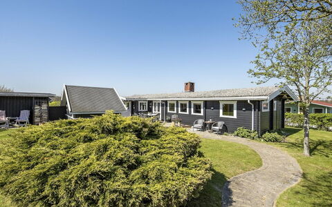 Ylvie - 150M from the Sea: Blau, Strauch, Hütte, Ground, Garten, Estate, Schatten, Landscaping, Bauernhaus, Eco Hotel